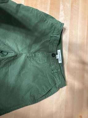 Amazon Essentials Women's 5-inch Chino Short, Olive Green, Size 6